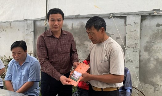 Chủ tịch UBND tỉnh Triệu Thế Hùng trao kinh phí hỗ trợ cho gia đình nạn nhân. Ảnh: Cổng TTĐT Hải Dương
