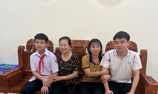 Chị Hiền và các con cùng bà trong ngôi nhà được xây từ đóng góp kinh phí Mái ấm Công đoàn. Ảnh: Kiều Vũ