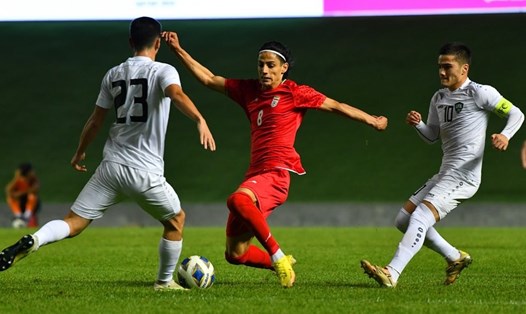 Đội tuyển Olympic Iran (đỏ) chạm trán Olympic Việt Nam ở lượt trận thứ 2 bảng B ASIAD 19. Ảnh: UFA