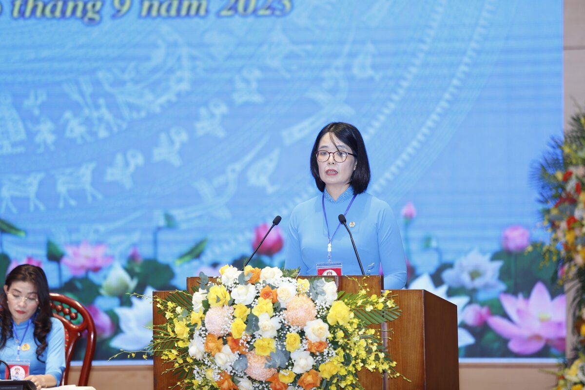 BS Trịnh Thị Mai Phương - Chủ tịch Công đoàn ngành Y tế tỉnh Yên Bái phát biểu tham luận. Ảnh: Bảo Nguyên