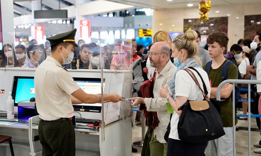Người nước ngoài làm thủ tục tại sân bay Nội Bài. Ảnh: Sân bay Nội Bài