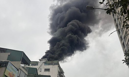 Cột khói bốc lên từ đám cháy tại ngôi nhà 9 tầng ở 30 Vũ Trọng Phụng (Thanh Xuân, Hà Nội). Ảnh: Gia Đạt