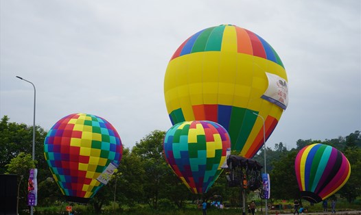 Rực rỡ khinh khí cầu tại công viên Đầm Vuông (Hải Phòng) trong sáng 16.9. Ảnh: Mai Dung