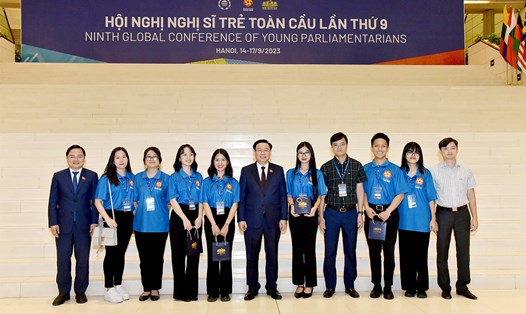 Chủ tịch Quốc hội Vương Đình Huệ với các thanh niên Việt Nam tiêu biểu tham dự Hội nghị. Ảnh: VPQH