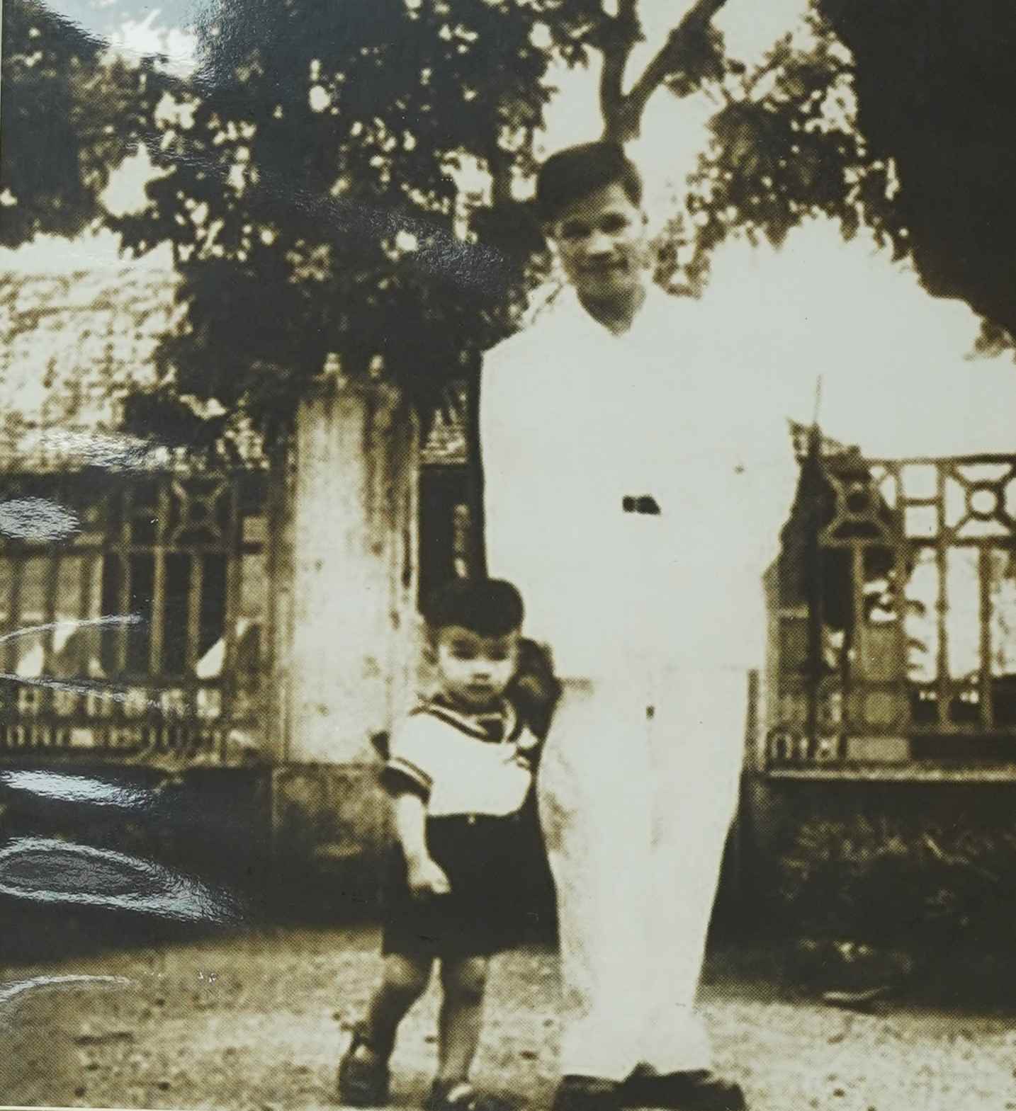  Hình ảnh Thượng tướng Nguyễn Chí Vịnh (thời thơ ấu) và người cha của mình là Đại tướng Nguyễn Chí Thanh. Ảnh: Tư liệu PGS.TS Bùi Chí Trung cung cấp. 