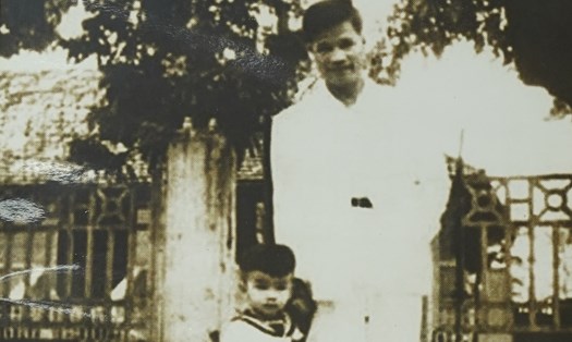 Hình ảnh Thượng tướng Nguyễn Chí Vịnh (thời thơ ấu) và người cha của mình là Đại tướng Nguyễn Chí Thanh. Ảnh: PGS.TS Bùi Chí Trung cung cấp.