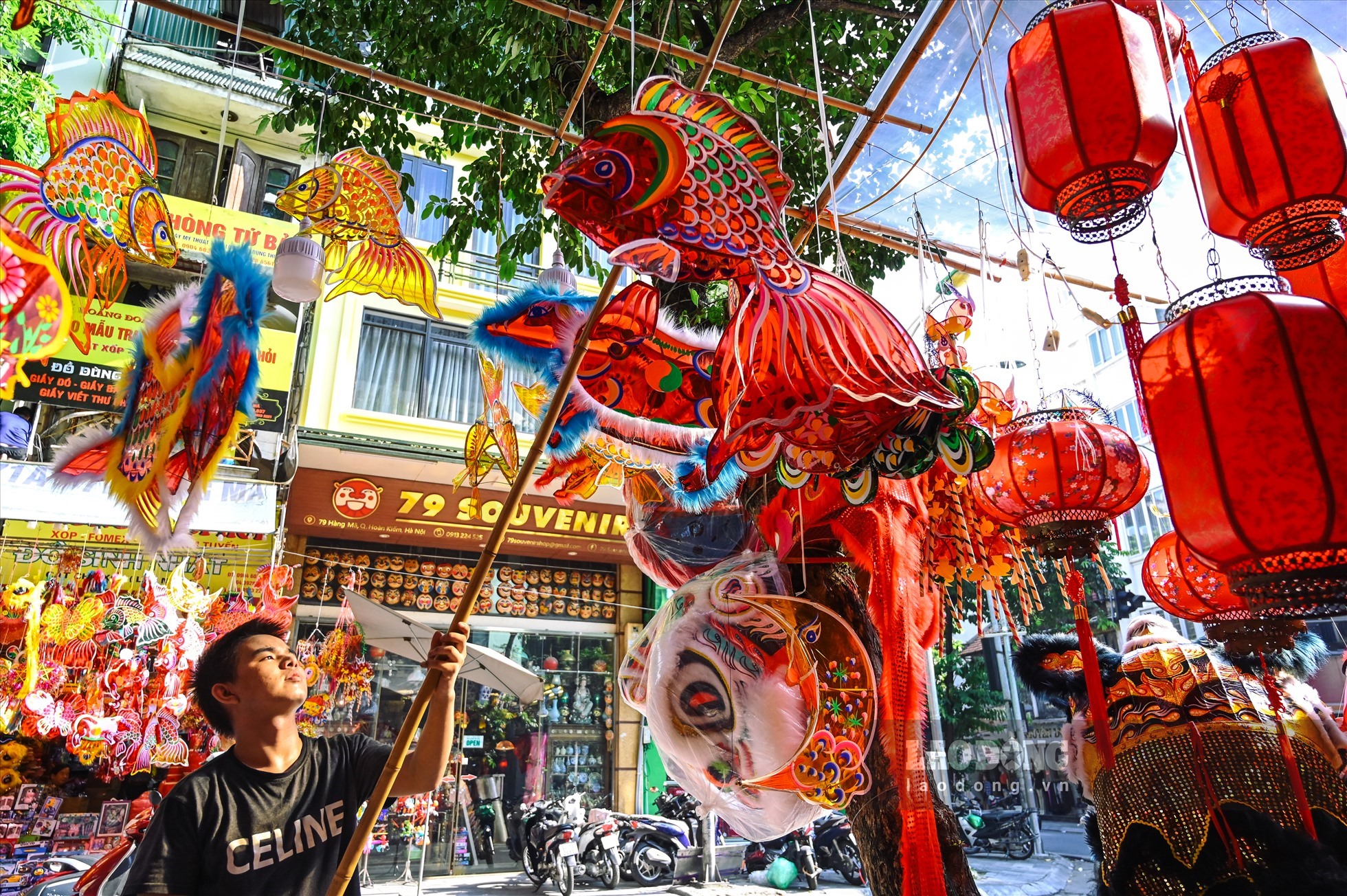 Đèn lồng rực rỡ trên phố Hàng Mã. Ảnh: Hải Nguyễn