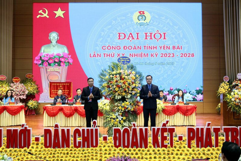 Chủ tịch Tổng LĐLĐ Việt Nam Nguyễn Đình Khang tặng hoa chúc mừng Đại hội. Ảnh: Tô Công