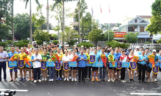 Chủ tịch LĐLĐ tỉnh Quảng Trị Nguyễn Thế Lập và ban tổ chức hội thao tặng hoa, cờ lưu niệm cho các đơn vị và trọng tài. Ảnh: MT