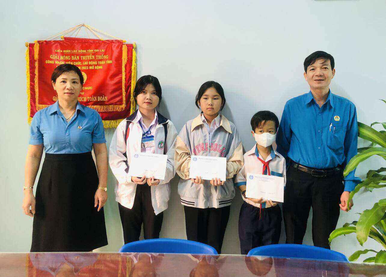 Trao học bổng cho các em học sinh ở huyện Chư Prông. Ảnh: Thanh Tuấn 
