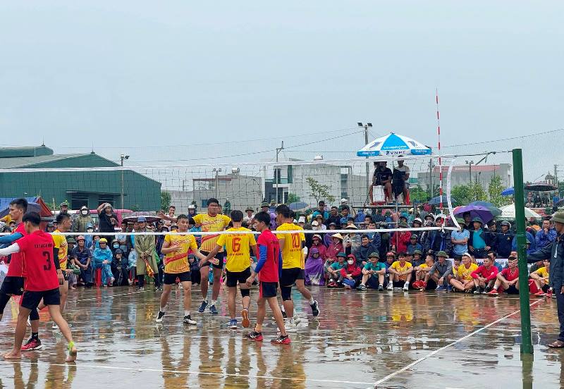 Các cầu thủ đua nhau tranh tài dưới thời tiết mưa nặng hạt. Ảnh: Hoàng Dương