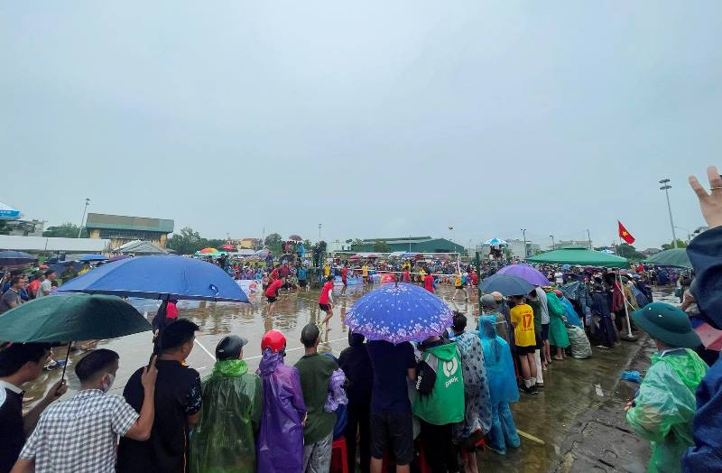 Giải đấu năm nay diễn ra trong 2 ngày 16 và 17.9. Mặc dù giải đấu diễn ra trong tiết trời mưa nặng hạt, tuy nhiên, hàng nghìn người dân vẫn “đội mưa” đến xem và tham gia cổ vũ. Ảnh: Hoàng Dương