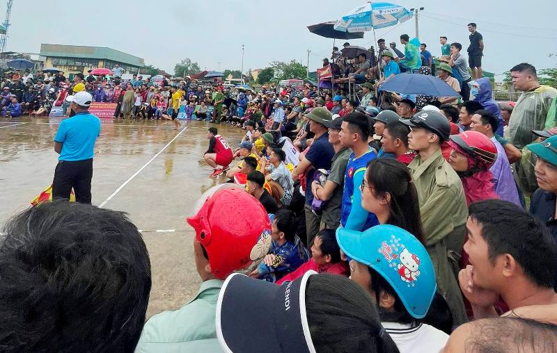 Giải đấu thu hút hàng nghìn người dân “đội mưa” đến xem, cổ vũ. Ảnh: Hoàng Dương