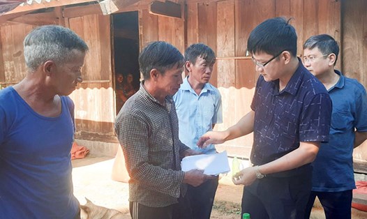 Lãnh đạo UBND huyện Mường Chà và các đoàn thể thăm hỏi, động viên gia đình 2 học sinh lớp 6 bị đuối nước tử vong. Ảnh: Hồng Quân
