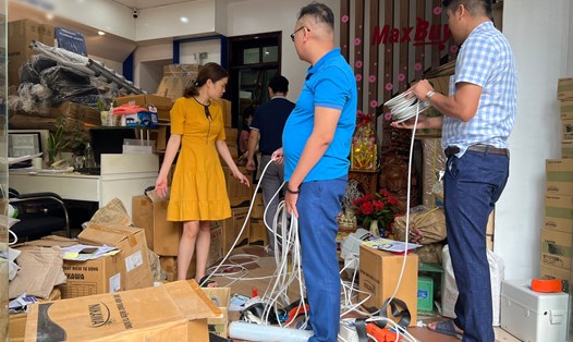 Nhiều người dân tranh thủ ngày nghỉ cuối tuần, xếp hàng đi mua sắm các thiết bị thoát hiểm trên phố Trung Kính (Hà Nội). Ảnh: Hải Nguyễn 