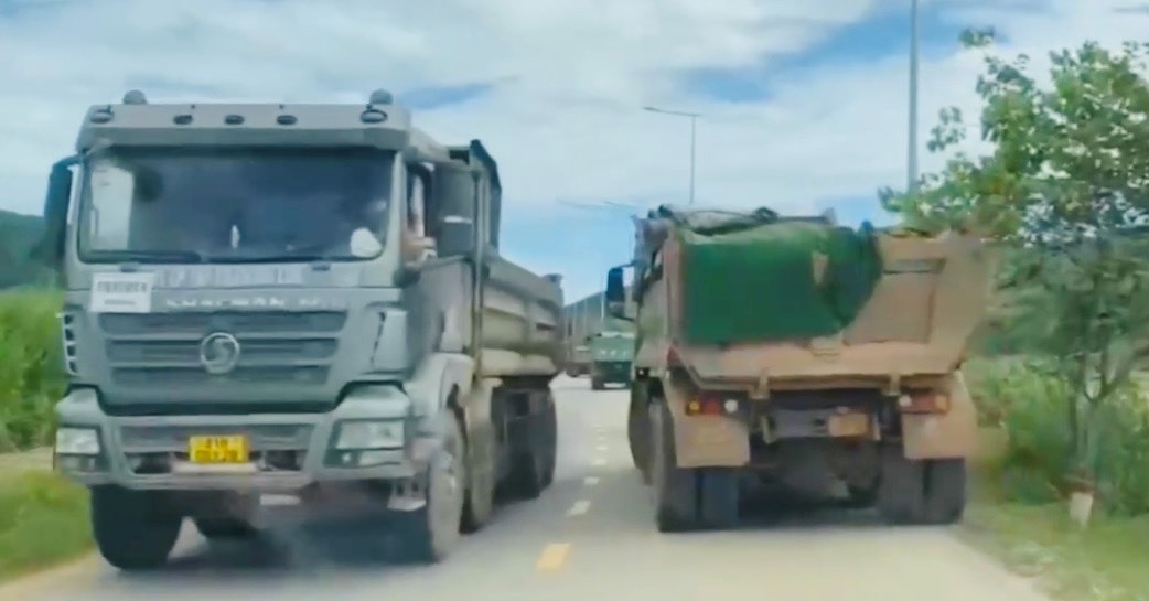 Hơn hai tháng qua, các xe tải chở đất từ mỏ đất Hành Thiện tung hoành trên tuyến Tỉnh lộ 624B khiến người dân bức xúc, lo ngại. Ảnh: Ngọc Viên