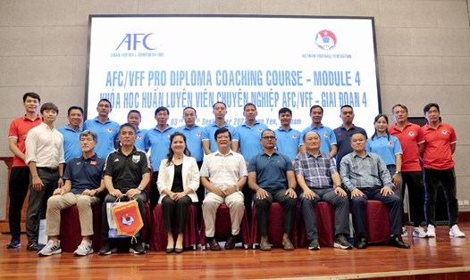 Các thành viên tham gia khoá học huấn luyện viên chuyên nghiệp AFC/VFF. Ảnh: Hoàng Tùng