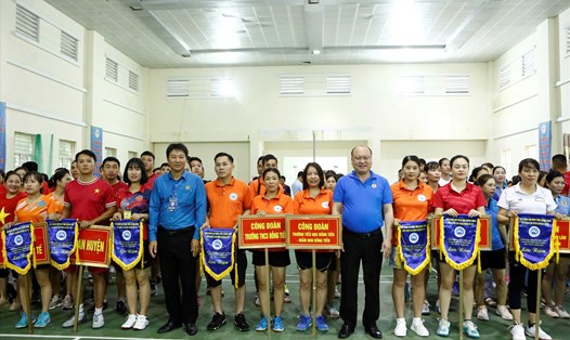 Lãnh đạo LĐLĐ tỉnh Quảng Ninh và huyện Cô Tô tặng cờ lưu niệm cho các đội chơi. Ảnh: Đoàn Hưng