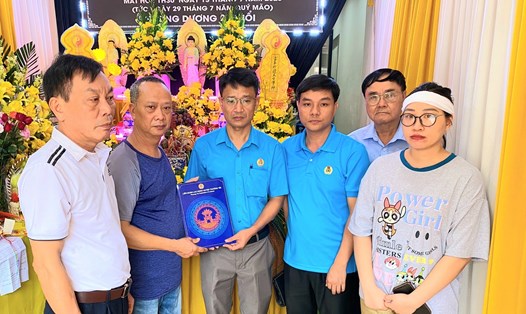 Lãnh đạo Liên đoàn Lao động huyện Thường Tín thăm, trao hỗ trợ cho thân nhân anh Lâm Thanh Sơn. Ảnh: Uông Công