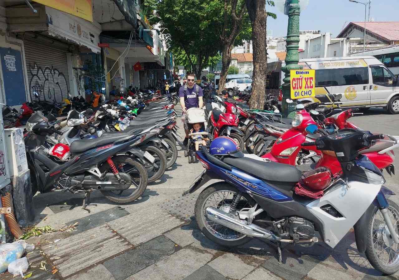 Vỉa hè đường Phan Chu Trinh - đối diện chợ Bến Thành (Quận 1) bị chiếm làm điểm giữ xe máy. Ảnh: Minh Quân
