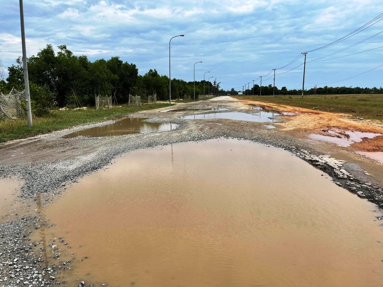 Nhiều tuyến đường ở Khu kinh tế Dung Quất ở huyện Bình Sơn hiện đang xuống cấp nghiêm trọng. Ảnh: Ngọc Viên