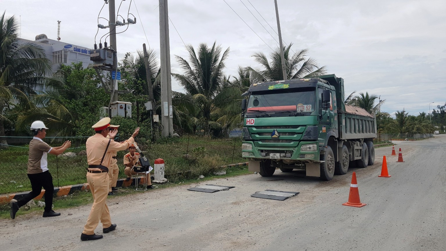 Cảnh sát giao thông kiểm tra tải trọng của các xe tải hoạt động ở Khu kinh tế Dung Quất. Ảnh: Ngọc Viên