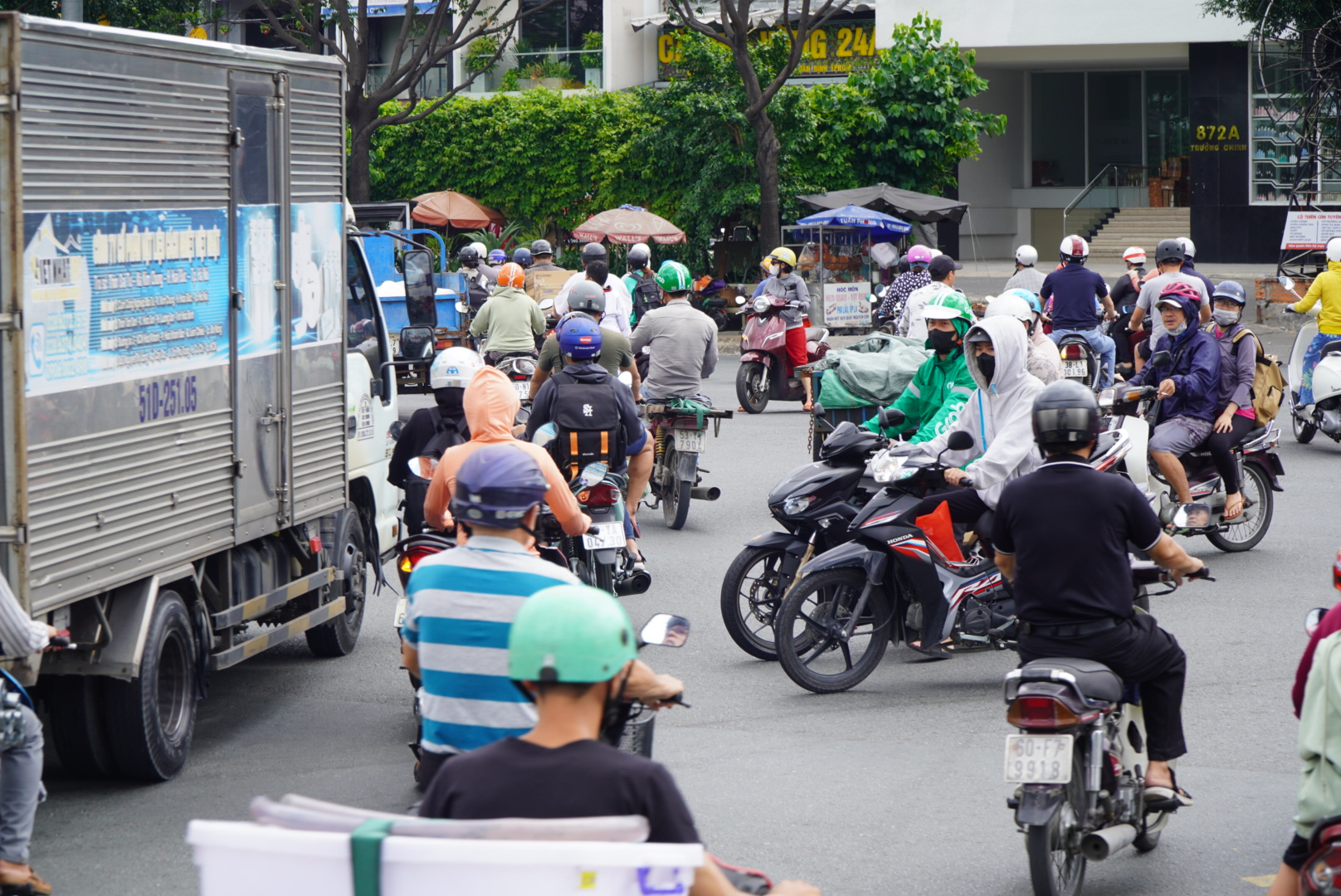 Tại một số giao lộ, giao thông khá hỗn loạn dù có đèn tín hiệu giao thông. “Đường này gần như ngày nào cũng tắc, không chỉ vào giờ cao điểm mà cả giờ thường“, ông Nguyễn Quang Hà - lái xe ôm tại trên đoạn đường này cho hay.