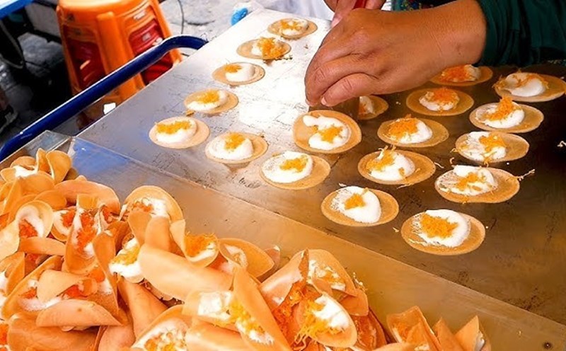 Khách du lịch có thể dễ dàng bắt gặp những xe bán đồ tráng miệng, đồ ăn vặt trên đường phố tại Thái Lan. Ảnh: YouTube