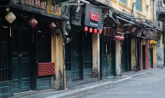 Hàng loạt các quán bar, địa điểm vui chơi giải trí trên con phố Tạ Hiện cũng đã đóng cửa. Ảnh: Minh Hồng.
