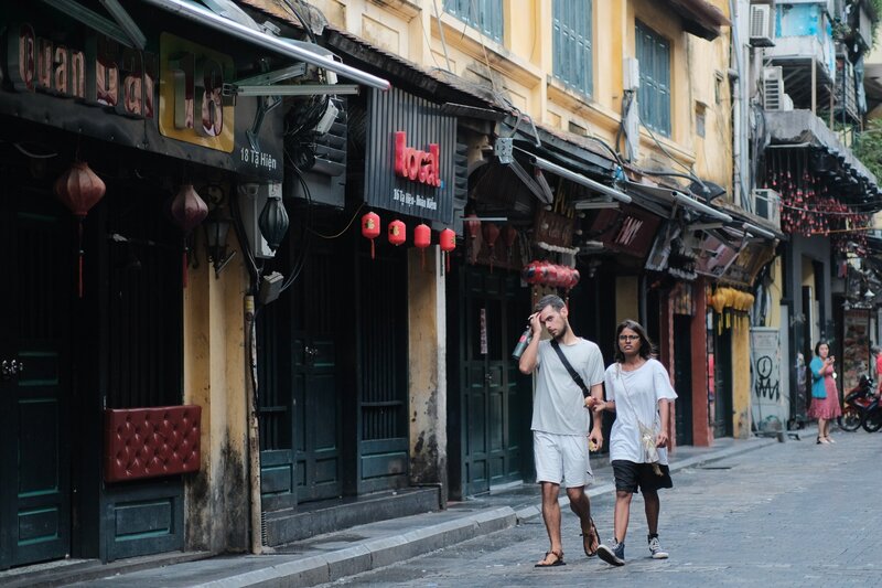 Hàng loạt các quán bar, địa điểm vui chơi giải trí trên con phố Tạ Hiện cũng đã đóng cửa đề cùng hưởng ứng ngày tưởng niệm các nạn nhân trong vụ cháy. Ảnh: Minh Hồng 