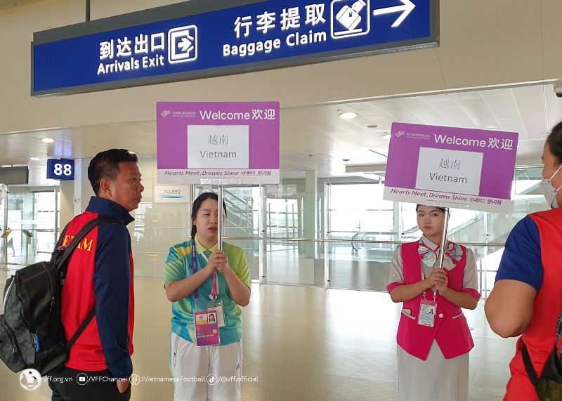 Đội tuyển Olympic Việt Nam tại sân bay quốc tế Phố Đông (Thượng Hải, Trung Quốc). Ảnh: VFF