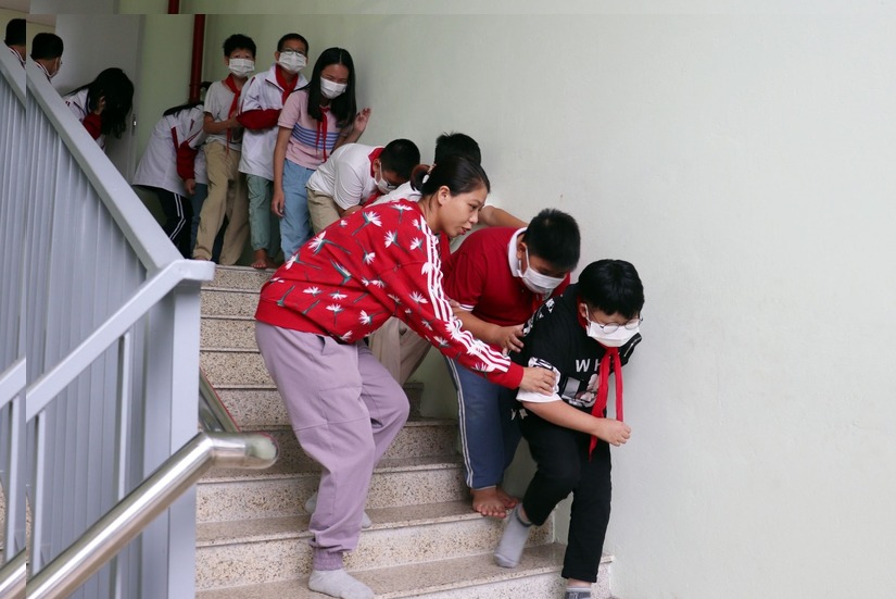 Thầy cô giáo hướng dẫn học sinh kỹ năng phòng cháy, chữa cháy. Ảnh: Trường liên cấp Liên Cấp Lômônôxốp Tây Hà Nội. 