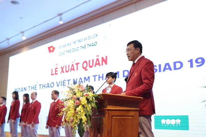 Cục trưởng Cục Thể dục thể thao Đặng Hà Việt báo cáo quá trình chuẩn bị của Đoàn thể thao Việt Nam tham dự ASIAD 19. Ảnh: Hoàng Tùng