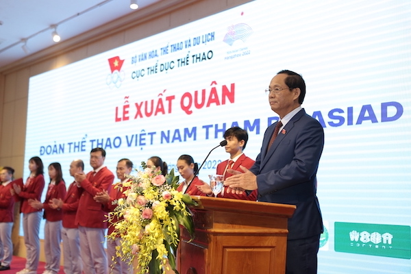 Phó Chủ tịch Quốc hội Trần Quang Phương giao nhiệm vụ cho Đoàn thể thao Việt Nam. Ảnh: Hoàng Tùng