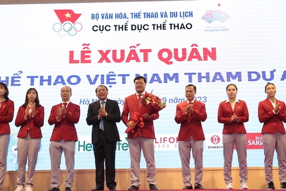 Bộ trưởng Bộ Văn hoá Thể thao và Du lịch Nguyễn Văn Hùng tặng hoa cho đại diện Đoàn thể thao Việt Nam. Ảnh: Hoàng Tùng