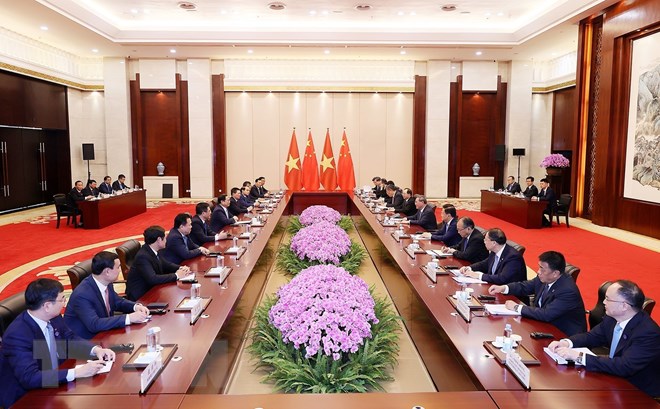 Thủ tướng Phạm Minh Chính cho rằng, hai bên cần tăng cường kết nối giao thông và hạ tầng cửa khẩu biên giới, nghiên cứu hợp tác trong việc lập quy hoạch và xây dựng một số tuyến đường sắt ở khu vực phía Bắc Việt Nam. Ảnh: TTXVN