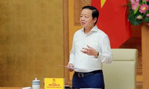 Phó Thủ tướng Trần Hồng Hà yêu cầu rà soát lại toàn bộ hệ thống quản lý an toàn thực phẩm trong tất cả các khâu, từ sản xuất đến tiêu dùng. Ảnh: VGP