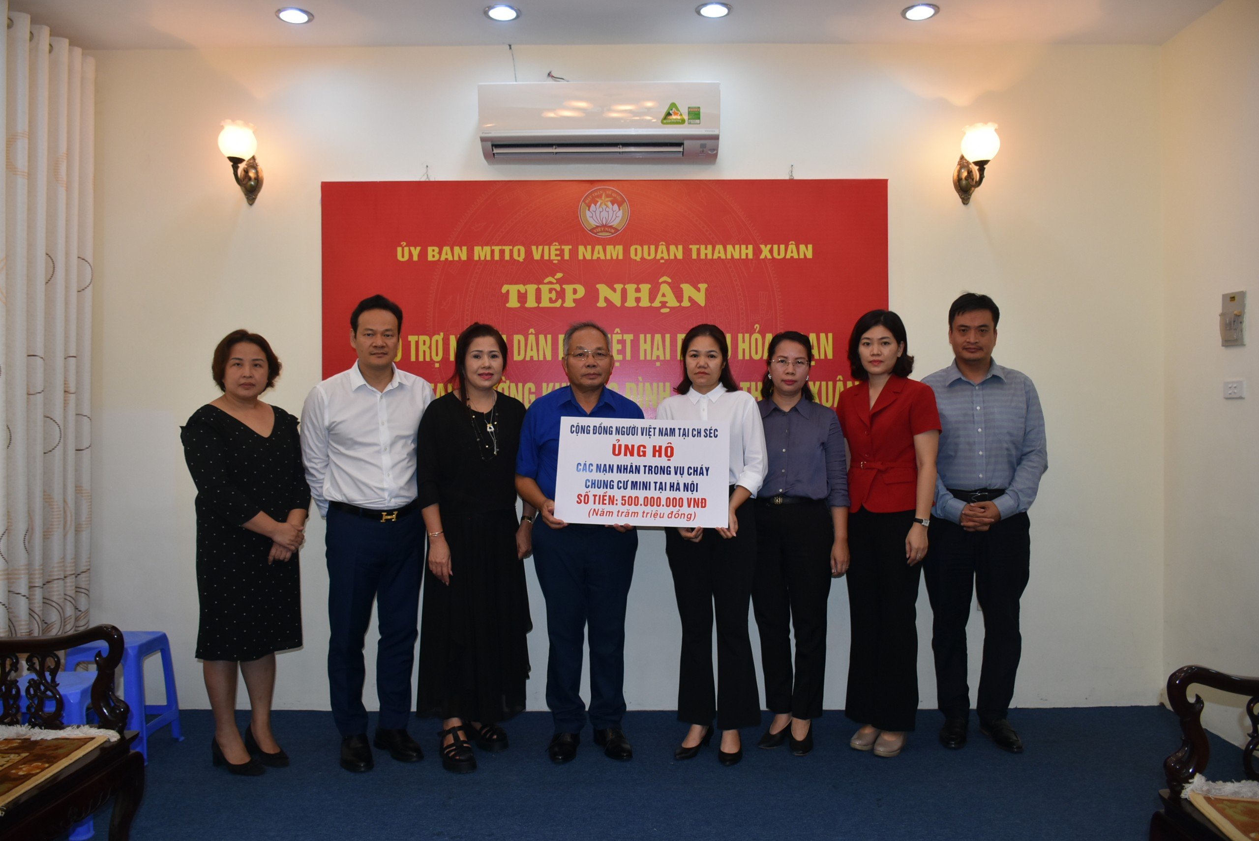 Cộng đồng người Việt Nam tại Czech đã trao số tiền 500 triệu đồng thông qua Mặt trận Tổ quốc quận Thanh Xuân hỗ trợ cho các hộ dân trong vụ cháy chung cư mini số 37, ngách 29/70 phố Khương Hạ, phường Khương Đình, Thành phố Hà Nội. Ảnh: Uỷ ban Người Việt 