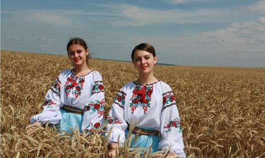 Các cô gái Ukraina trong trang phục truyền thống giới thiệu vụ thu hoạch lúa mì ở bang Vinnitsa, miền tây Ukraina. Ảnh minh hoạ. Ảnh: Xinhua
