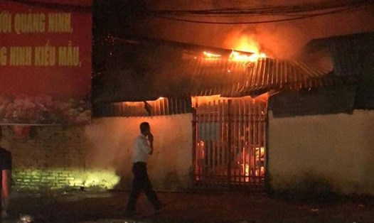 Kịp thời dập tắt đám cháy tại chợ Cửa Ông, TP Cẩm Phả, tỉnh Quảng Ninh. Ảnh: Người dân cung cấp