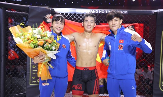 Nguyễn Trần Duy Nhất chia vui cùng học trò Mùi Trọng Vinh sau chiến thắng đáng nhớ tại sự kiện MMA AFC 28. Ảnh: Phong Lê