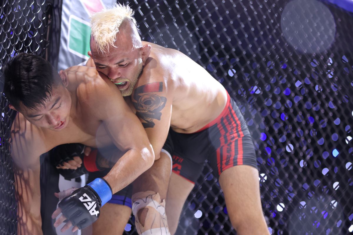 Robson Oliveira (phải) bảo vệ thành công đai vô địch tại sự kiện MMA AFC 28. Ảnh: Phong Lê