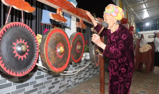 Cụ bà người Thổ ở thị xã Thái Hòa (Nghệ An) đánh cồng chiêng cổ cũ các bạn trẻ tham gia văn nghệ. Ảnh: Bùi Hào