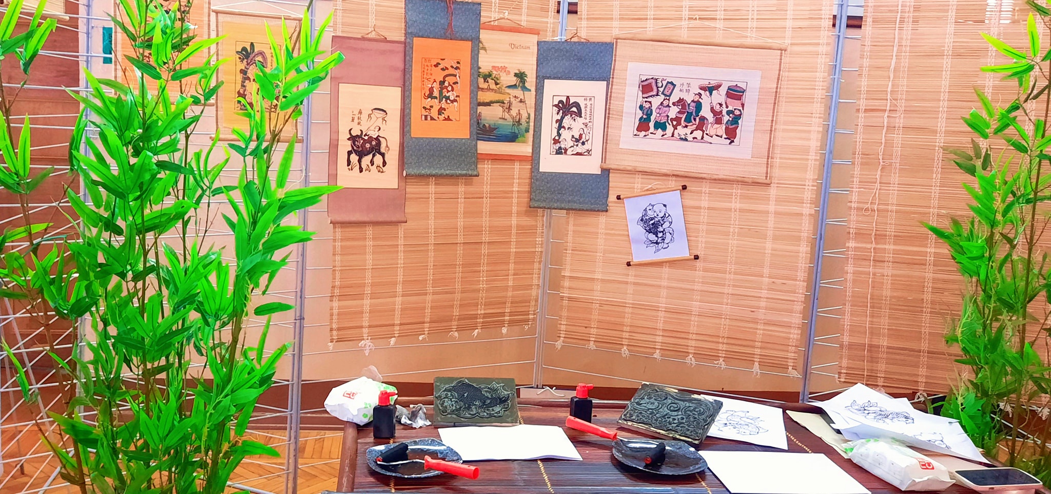 Giới thiệu một nét văn hóa Việt Nam trong khuôn khổ tọa đàm. Ảnh: Nguyễn Văn Tố