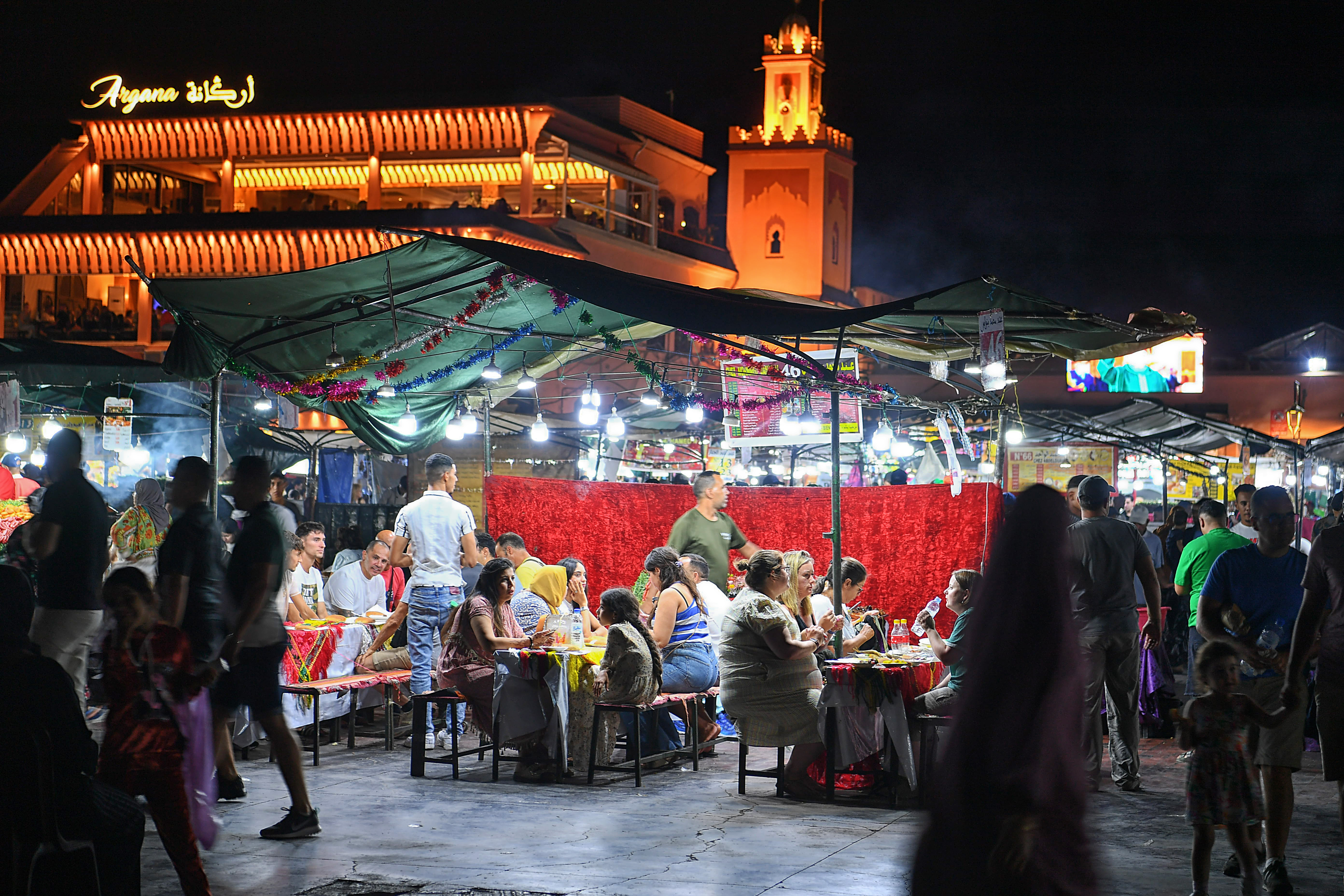 Chợ ăn đêm ở quảng trường trung tâm.