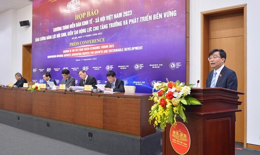 Phó Chủ nhiệm Ủy ban Kinh tế Nguyễn Minh Sơn thông tin về chương trình Diễn đàn Kinh tế - Xã hội Việt Nam 2023. Ảnh: Phạm Đông