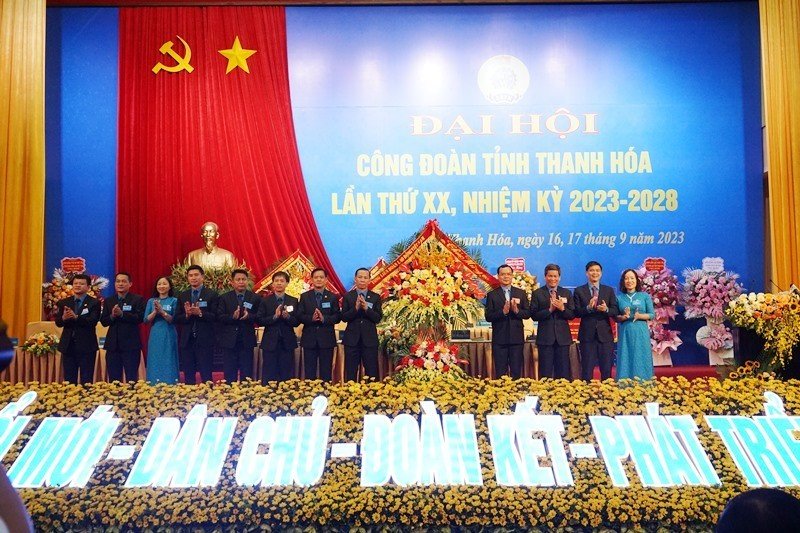 Đoàn Chủ tịch Tổng LĐLĐ Việt Nam tặng hoa chúc mừng Đại hội. Ảnh: Q.D