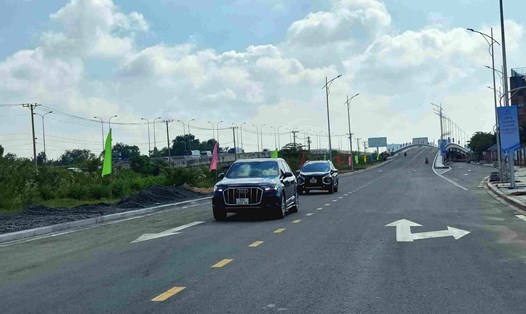 Xe ô tô lưu thông trên đường song hanh cao tốc TPHCM - Long Thành - Dầu Giây sáng 17.9.  Ảnh: Minh Quân