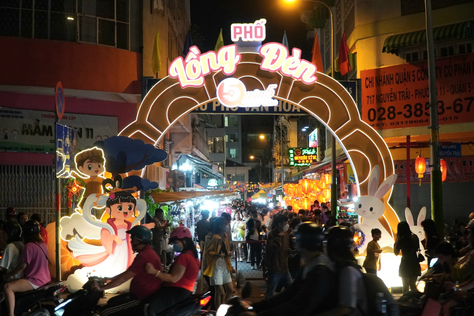 Phố Lồng Đèn, nằm trên đường Lương Nhữ Học (Quận 5, TPHCM), từ lâu được biết đến là điểm check-in, vui chơi quen thuộc của người dân TPHCM trong mỗi dịp Tết Trung thu.