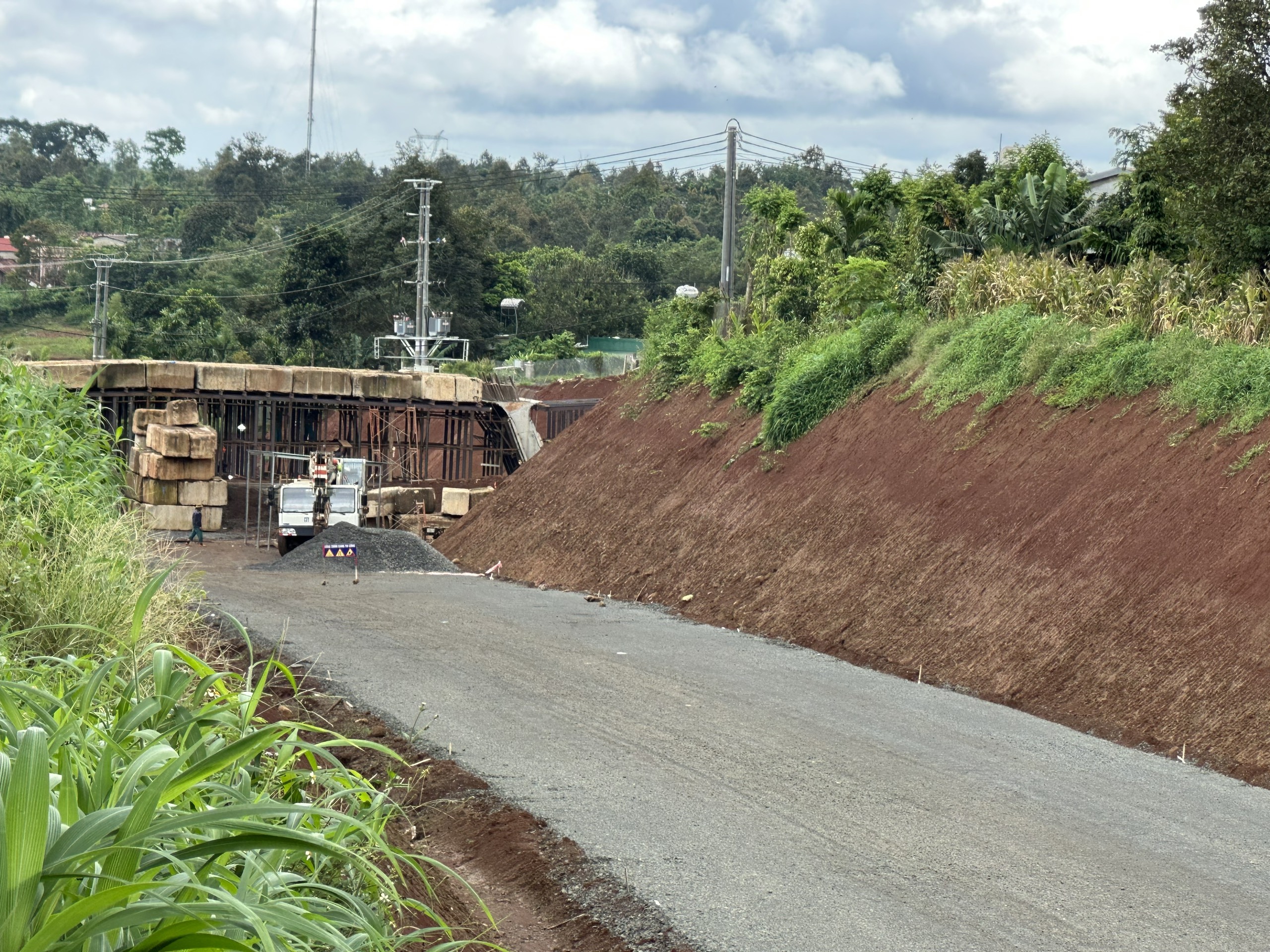 Dự án đường Hồ Chí Minh đoạn tránh phía Đông TP. Buôn Ma Thuột, tỉnh Đắk Lắk đang triển khai xây dựng sau khi cơ quan chức năng bồi thường, thu hồi đất của người nông dân. Ảnh: Bảo Trung